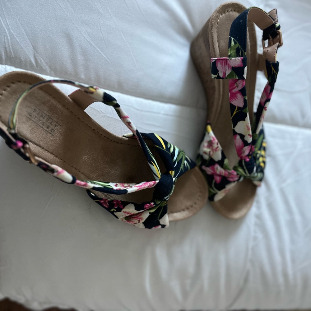 Cute multicolored blue based sandals size 7.  Perfect for dress or casual.